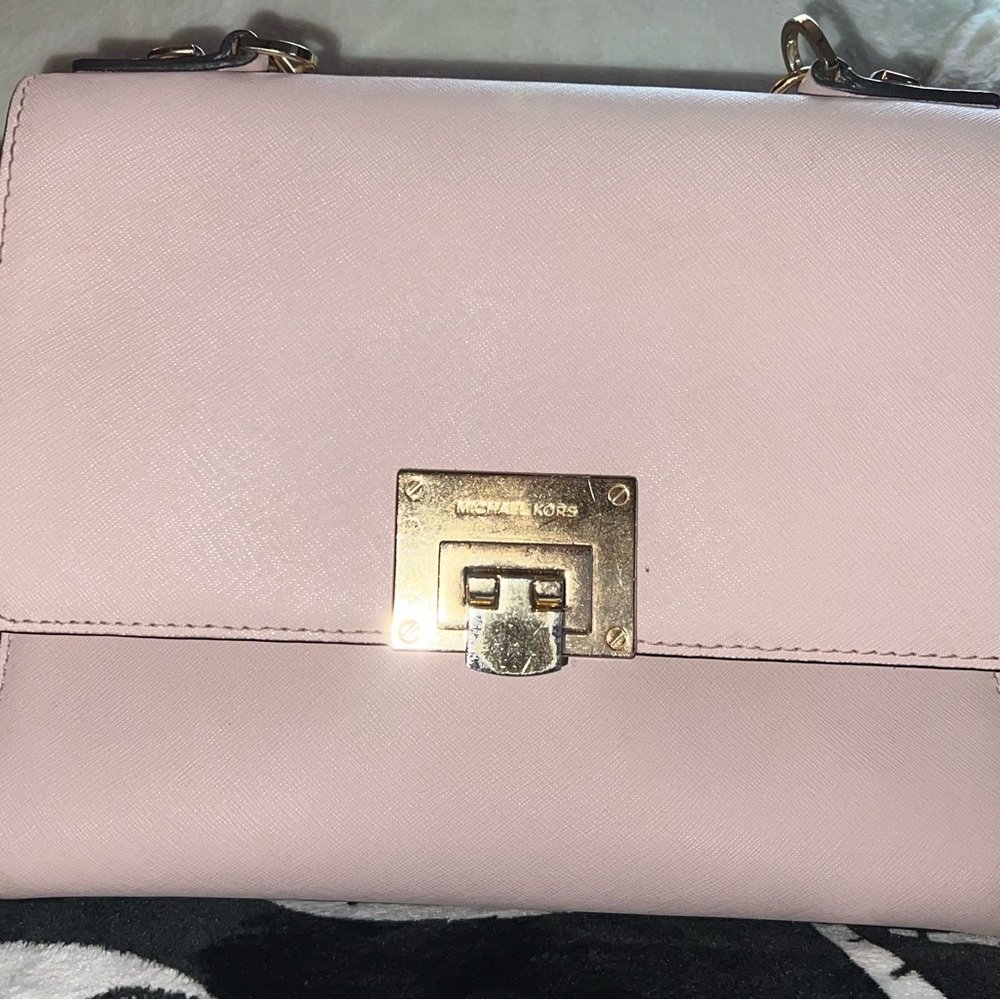 (USED) LIGHT PINK MICHAEL KORS OVER THE SHOULDER BAG WITH STRAP